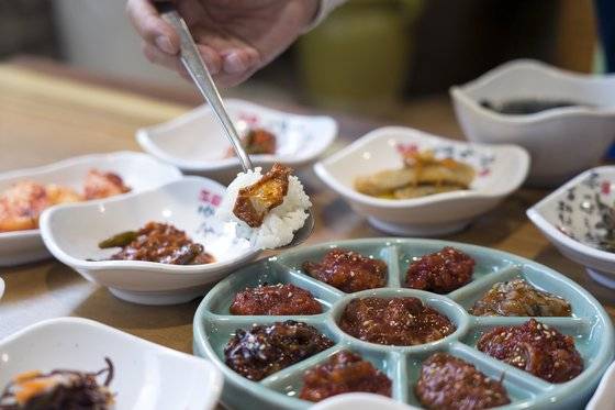 곰소항 '자매식당'의 젓갈 백반. 이곳에선 갈치속젓·어리굴젓 등 열가지 젓갈이 깔린다. 밴댕이젓을 밥에 올렸다. 백종현 기자