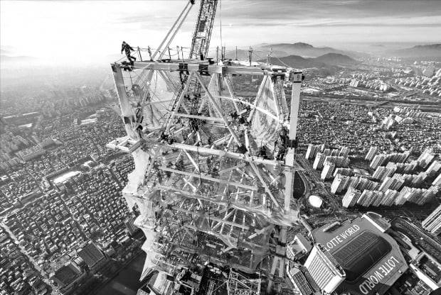 국내 최고층 건물인 서울 잠실 롯데월드타워 100층 이상 구간에 적용한 다이아그리드 구조 시공 당시 모습.  롯데물산 제공