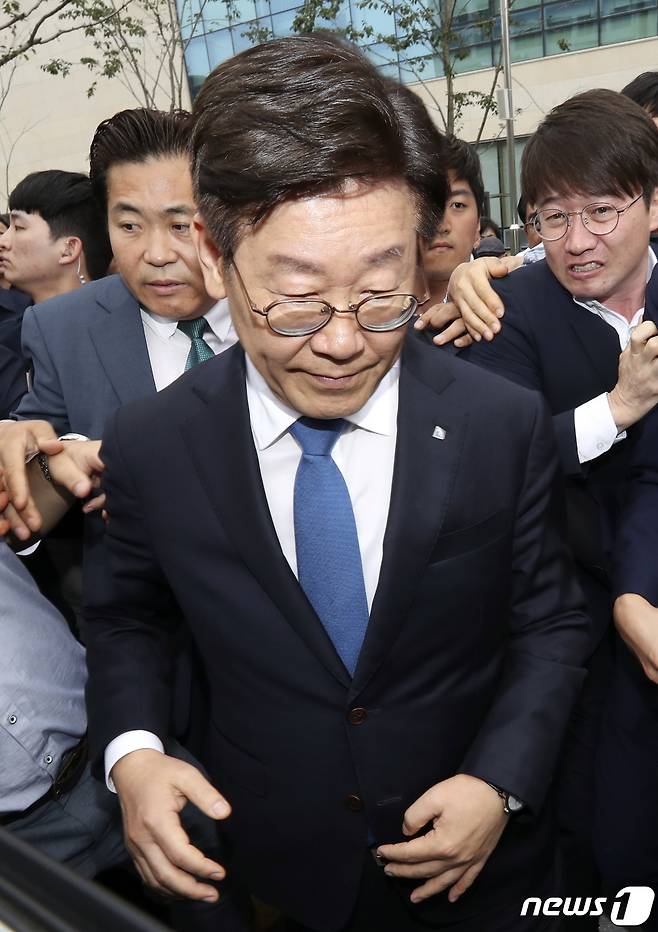 공직선거법 위반 등의 혐의로 기소돼 1심에서 무죄 선고를 받은 이재명 경기도지사가 6일 오후 경기도 수원시 영통구 수원고등법원에서 항소심 선고 공판을 마치고 차량에 탑승하고 있다. 수원고법 형사2부(임상기 부장판사)는 이른바 ‘친형 강제입원’ 사건과 관련한 공직선거법상 허위사실공표 혐의 무죄 부분을 파기하고, 벌금 300만원을 선고했다. 2019.9.6/뉴스1 © News1 조태형 기자
