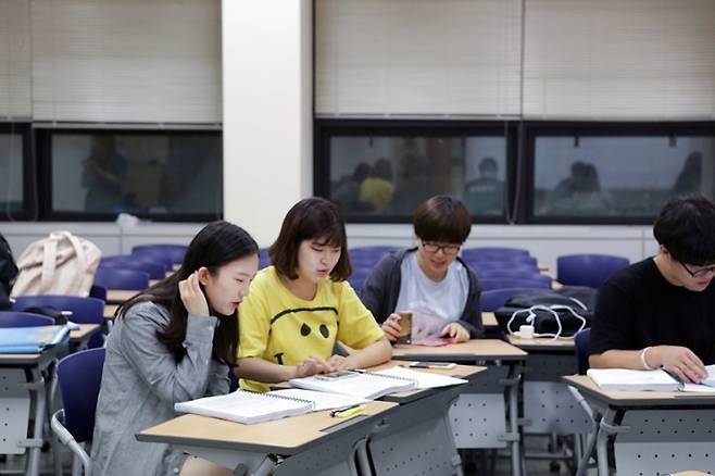 요즘 대학가에서는 친하지 않은 선배나 조별 모임에서 만나는 선배를 부를 때는 ‘씨’ 호칭이 일반적이라고 한다. 서강대 뮤지컬 극단(동아리) 마이티(MITY)의 회의 모습. 마이티 제공