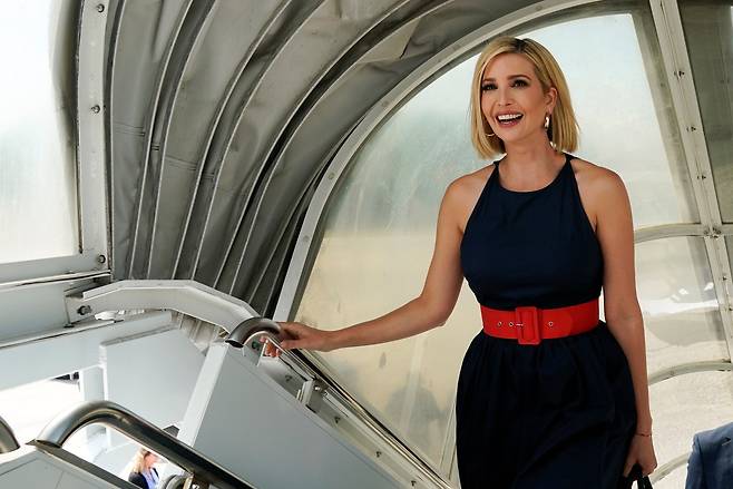 단발머리를 한 이방카 트럼프가 지난 2일(현지시간) 미국 메릴랜드 앤드류 공군기지에서 남미 3개국 순방을 위해 비행기에 오르고 있다.[로이터=연합뉴스]