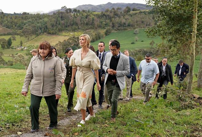 이방카가 지난 4일(현지시간) 콜롬비아 우스메에 있는 여성 소유 딸기 농장을 방문하고 있다. [로이터=연합뉴스]