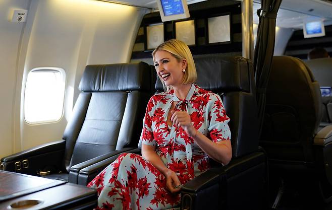 지난 5일(현지시간) 아르헨티나에서 파라과이행 비행기에 오른 이방카 트럼프. [로이터=연합뉴스]