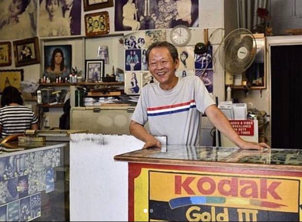 미국의 유명 싱어송라이터가 다녀간 사진관이 한꺼번에 몰린 손님들로 북새통을 이루고 있다./사진=톰스원아워포토랩 인스타그램