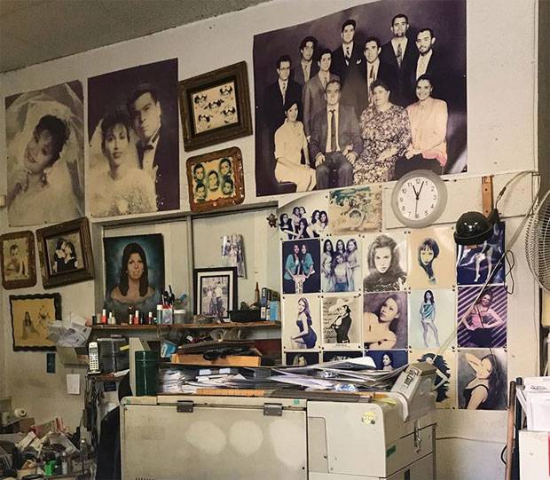 투옹의 사진관 벽면에는 과거 투옹 가족의 사진은 물론 투옹에게 사진을 찍은 고객들의 옛날 사진으로 가득차 있다./사진=톰스원아워포토랩 인스타그램