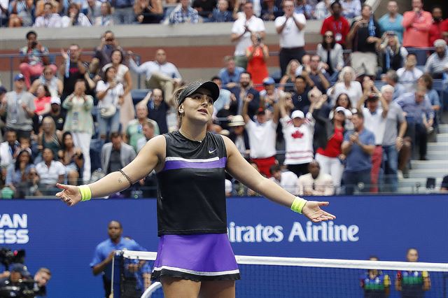 비앙카 안드레스쿠가 8일 미국 뉴욕의 빌리진 킹 내셔널 테니스센터에서 열린 US오픈 여자 단식 결승에서 우승을 차지한 뒤 기뻐하고 있다. 뉴욕=로이터 연합뉴스