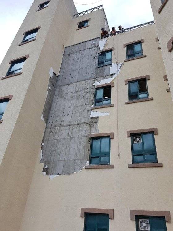 7일 대전 동구 대전보건대 기숙사 외벽에 설치된 드라이비트가 바람이 떨어져 나가 있다. [연합뉴스]