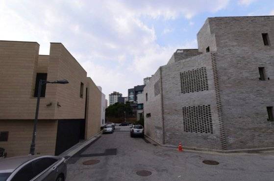 판교에 있는 중정형 집의 모습. 마당은 집 안으로 끌어들이고 내부가 보이지 않게 길쪽으로 최대한 벽을 붙였다. ［사진 네이버 로드뷰］