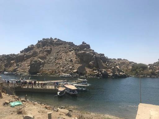 보트는 물보라를 일으키며 이질키아 섬으로 향한다. 바람을 맞서며 보트는 섬에 가까이 다가가고 강물에 떠 있는 유적지가 눈에 가득 차오른다.