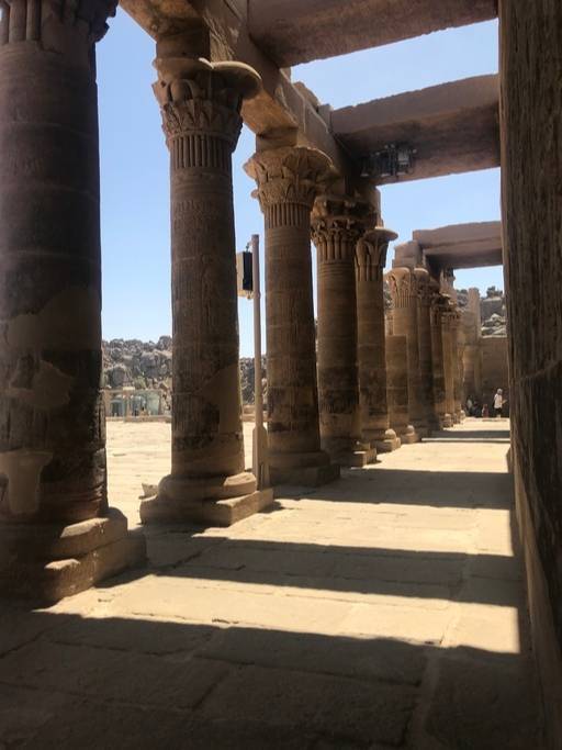 트라얀 정자가 주변의 필레 신전. 종려나무와 파피루스 문양이 아름답게 장식된 14개 기둥이 시선을 붙든다. 필레 신전은 저승의 신 오시리스의 누이이자 부인인 이시스 신이다.