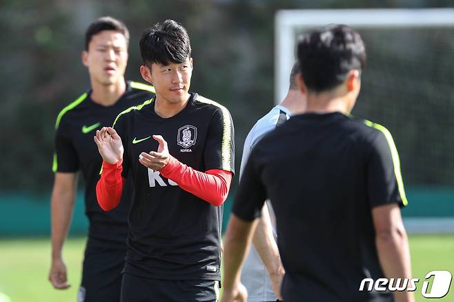 축구 국가대표팀 손흥민이 7일 오후(한국시간) 터키 이스탄불 파티흐 테림 연습경기장에서 훈련을 하던 중 선수들을 격려하고 있다. 벤투 감독이 이끄는 대표팀은 오는 10일 투르크메니스탄 아시바가트에서 2022 카타르 월드컵 아시아 지역 2차 예선 첫 경기를 치른다. 2019.9.7/뉴스1 © News1 성동훈 기자