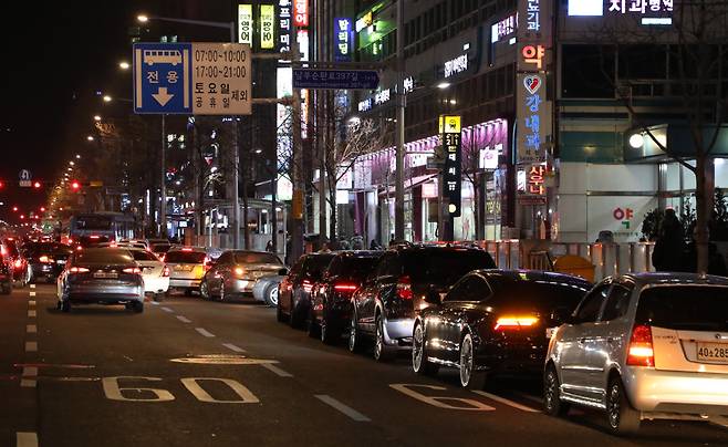 서울 강남구 대치동 학원가 도로에 저녁 늦게까지 공부하는 자녀들을 기다리는 학부모들의 차량이 길게 주차된 모습. [동아일보DB]