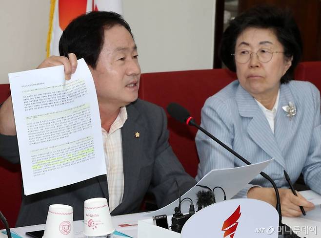 자유한국당 주광덕 의원 1일 오후 서울 여의도 국회에서 열린 조국 인사청문회 대책TF 회의에서 조 후보자 딸 입시 관련 특혜 의혹 발언하고 있다. / 사진=홍봉진 기자 honggga@