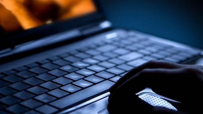 문제의 콘텐츠가 일단 온라인에 올라오면 이를 통제하기란 사실상 어렵다