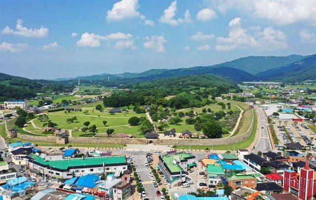 해미읍성과 도로 하나를 사이에 두고 형성된 해미 시장. 골목 곳곳에 지역 맛집이 숨어 있다.