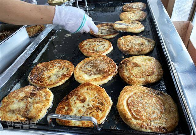 호떡집에 불 난 듯… ‘해미호떡’ 가게에는 영업을 시작하는 오전 10시부터 손님이 줄을 선다.