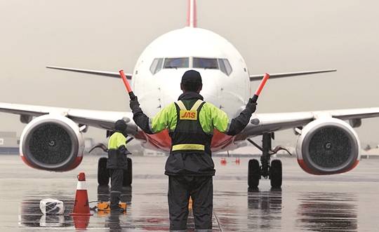 지난 4일 김포국제공항에 도착한 제주항공 HL8234 비행기가 활주로에서 제주항공 자회사 제이에이에스(JAS) 소속 지상조업 직원의 지시에 따라 계류장으로 진입하고 있다. 이들은 수신호로 기장에게 운전 방향을 지시한다. ‘마샬링(marshalling)’이라 불리는 미리 약속된 방법으로 손이나 유도봉으로 기장과 소통을 한다. 조업사 직원들은 비행기가 도착하면 승객과 수화물 운송을 지원하고 상태를 점검해 다시 목적지로 날아갈 수 있게 전반적인 업무를 책임진다.