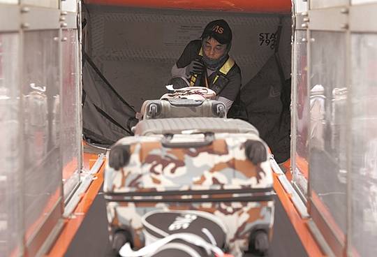 지상조업사 직원들의 주된 업무 중 하나인 수화물 운송. 조업사 직원들은 캐리어의 한계용량보다 짐을 많이 넣으면 운항 중 짐칸에서 터지거나 바퀴 등이 손상될 수 있으므로 적당량의 짐을 실으라고 조언한다.