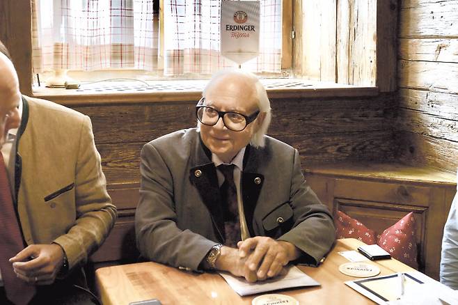 과거 양조장이자 현재는 호텔과 레스토랑으로 운영되는 ‘Hotel zum Erdinger Weissbrau’에서 최근 만난 베르너 브롬바흐 회장. 에딩거는 1983년까지 이곳에서 양조를 하다가 생산량을 늘려 에르딩의 새 양조장에서 만들고 있다.