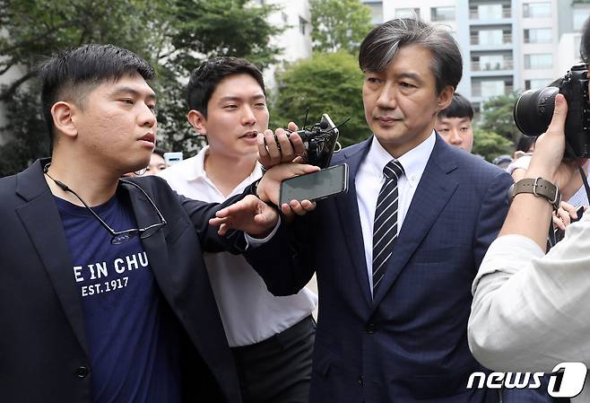 조국 신임 법무부 장관이 9일 오후 서울 서초구 방배동 자택을 나서고 있다. 문재인 대통령은 이날 조국 법무부 장관 후보자의 임명을 재가했으며 검찰은 조만간 조 장관의 배우자 정경심 동양대 교수를 소환해 조사할 것으로 알려졌다. 2019.9.9/뉴스1 © News1 이동해 기자