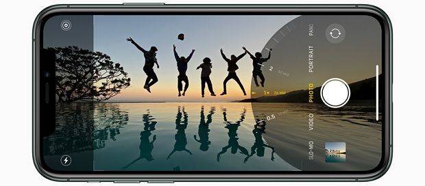 아이폰11 프로와 프로 맥스의 트리플 카메라는 초광각, 광각, 망원 렌즈가 탑재됐다.(사진=애플)