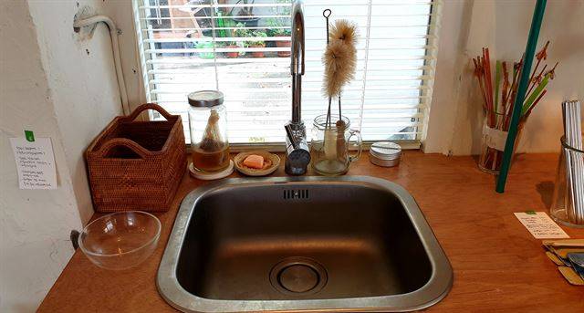 카페 보틀팩토리의 텀블러 세척대. 천연 세정제인 소프넛과 스테인리스 빨대를 씻을 수 있는 도구들이 마련돼 있다. 조소진 기자