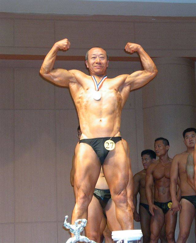 2014년 9월 열린 제25회 서울특별시장배 보디빌딩대회 마스터즈(50~59세)급에서 우승을 차지한 강철진씨가 포즈를 취하고 있다. 강철진씨 제공
