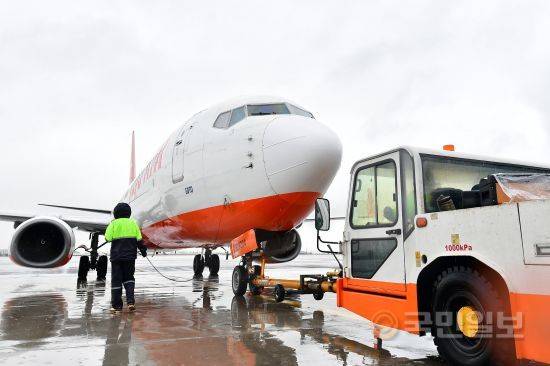 토잉카에 밀려 활주로로 나가는 비행기.