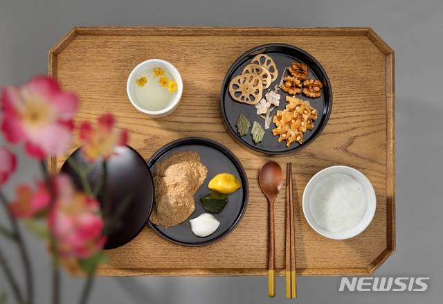 【서울=뉴시스】 경복궁 '수라간 시식공감' 행사에 제공되는 궁중병과