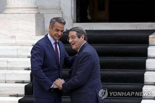 10일(현지시간) 정상회담을 가진 미초타키스 그리스 총리(왼쪽)와 아나스타시아데스 키프로스 대통령. [EPA=연합뉴스]