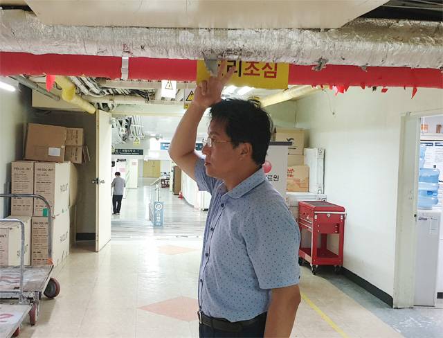 국립중앙의료원 지하 1층에 본보 이진한 기자가 서있다. 낮은 천장 아래로 굵은 배관이 지나가면서 머리가 닿을 정도다.