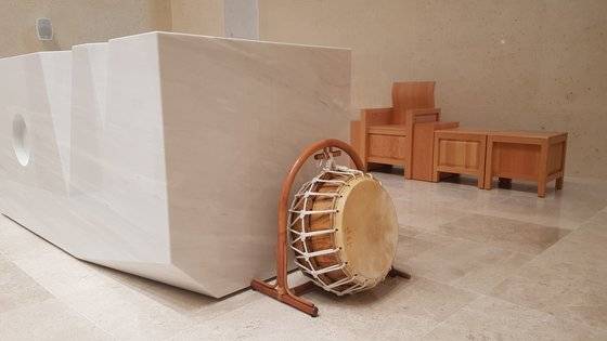 에파타 성당 미사에 사용되는 북. 소리를 잘 듣지 못하는 사람들을 위한 배려다.