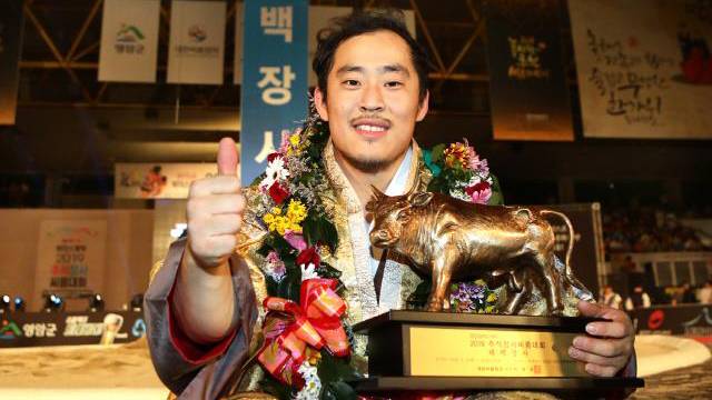 추석장사씨름대회..윤필재, 태백 장사 등극