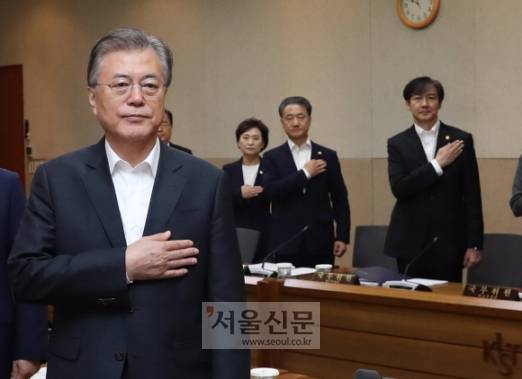 조국 법무장관, 국무회의 첫 참석  - 문재인 대통령과 전례 없는 논란 끝에 임명된 조국 법무부 장관을 비롯한 국무위원들이 10일 서울 성북구 한국과학기술연구원(KIST)에서 열린 국무회의에 앞서 국민의례를 하고 있다. 왼쪽부터 문 대통령, 정의용 청와대 국가안보실장, 김현미 국토교통부 장관, 박능후 보건복지부 장관, 조 장관.도준석 기자 pado@seoul.co.kr