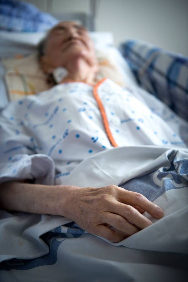 ⓒ시사IN 신선영공공의료원인 경기도 파주병원에서 한 말기암 환자가 병상에 누워 있다.