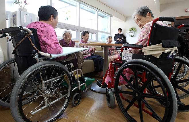 ⓒ연합뉴스서울 중구 한 노인요양시설에서 어르신들이 이야기를 나누고 있다.