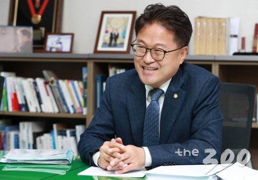 김정우 의원이 지난해 11월 머니투데이 더300(the300)과 인터뷰하고 있다. / 사진=이동훈 기자 photoguy@