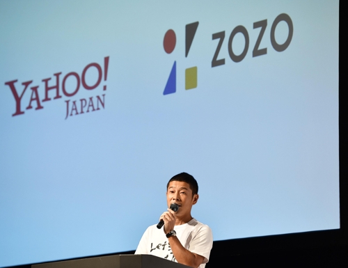(도쿄 교도=연합뉴스) 일본 최대 의류 전문 판매 사이트 '조조'(ZOZO) 창업자인 마에자와 유사쿠 사장이 12일 보유지분 매각 계획과 퇴임을 발표하고 있다.