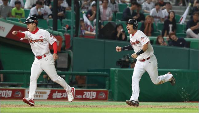 SK는 배영수의 보크로 김강민이 홈을 밟으며 승리를 거뒀다. ⓒ SK 와이번스