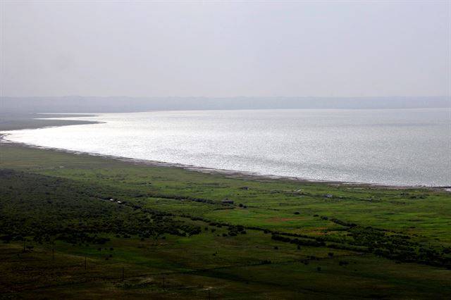 만퉈산에서 본 다리눠얼 호수.