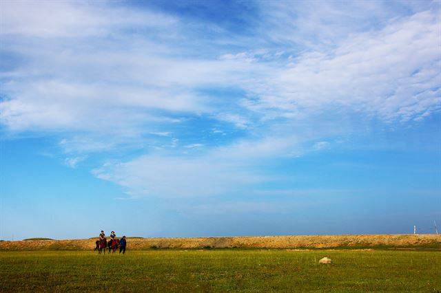궁거얼 초원. 땅도 하늘도 눈이 시리다.