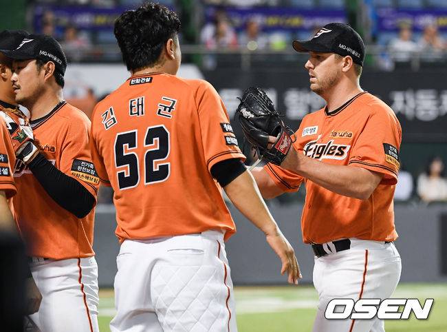 [OSEN=대전,박준형 기자] 한화 선발투수 서폴드가 동료들의 축하를 받으며 더그아웃으로 들어가고 있다./ soul1014@osen.co.kr
