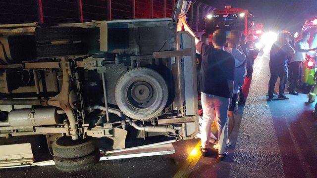 14일 오후 10시 44분께 강원 양구군 양구읍 도사리 31번 국도에서 군용 구급차가 넘어져 경찰과 소방이 사고 현장을 수습하고 있다. 강원소방본부제공