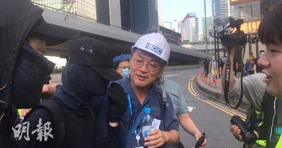 15일 홍콩 시위 현장에서 홍콩 시민들을 인터뷰하는 배우 김의성.[사진 명보]