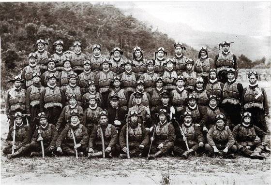 후쿠류 특공대원들의 단체 기념 사진. 이들은 가미카제 특공대원을 양성하는 일본 해군 예과연습생(요카렌·予科練) 출신이었다. [요카렌평화기념관 홈페이지 캡처]