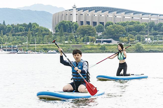 서울 뚝섬한강공원 서프오션에서 진행하는 ‘서프요가’ 수업은 한강 위에서 이뤄진다. 패들보드를 타고 요가 장소까지 가는 것도 수업의 일부다. <사진 : 윤관식 기자>