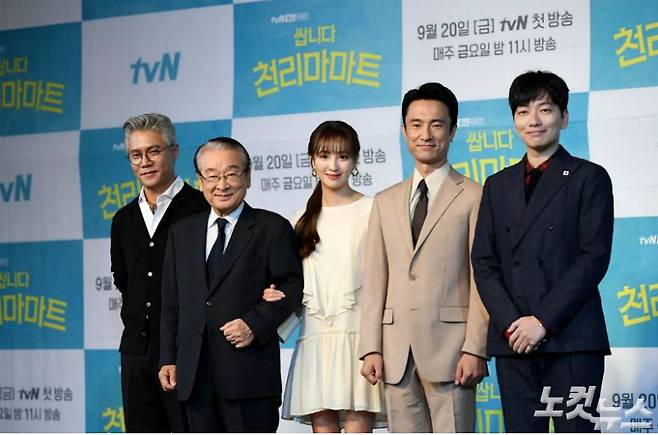 16일 오전 서울 마포구 베스트웨스턴프리미어 서울가든호텔에서 열린 tvN 새 금요드라마 '쌉니다 천리마마트' 제작발표회에 배우 박호산, 이순재, 정혜성, 김병철, 이동휘가 참석해 포즈를 취하고 있다. (사진=이한형 기자)