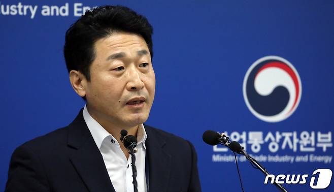 이호현 산업통상자원부 무역정책관이 지난 17일 정부세종청사 산자부 기자실에서 '전략물자 수출입고시 개정안 시행' 브리핑을 하고 있다. 산업부는 개정안 발표 이후 20일의 행정예고 기간을 거쳐 접수한 의견 중 찬성은 91%로 대다수가 개정안을 지지했다고 밝혔다. 2019.9.18/뉴스1 © News1 장수영 기자