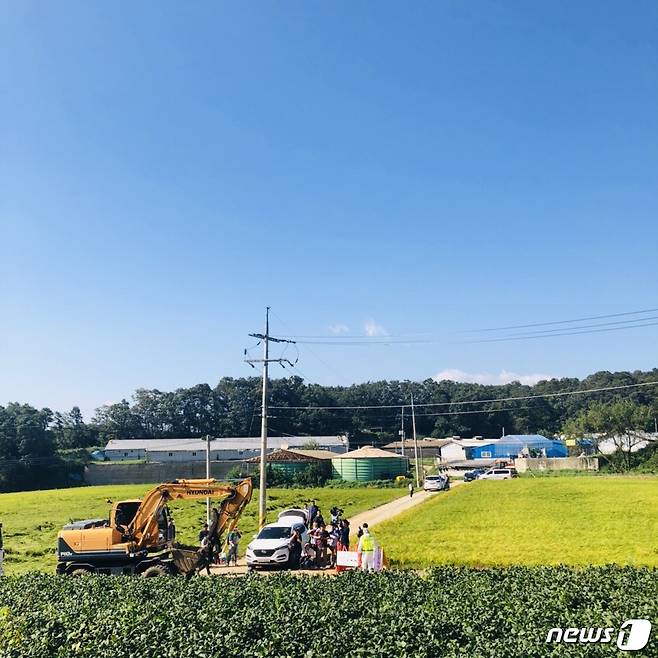 18일 오전 돼지열병 확진 판정을 받은 경기 연천군 백학면의 돼지농장에 살처분 작업에 동원된 포크레인이 들어서고 있다. © 뉴스1