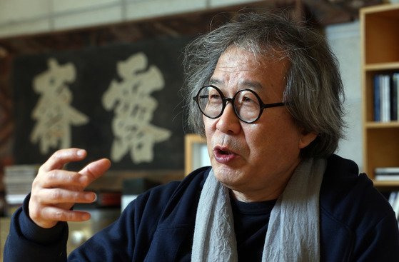 건축 인허가 제도 폐지를 추진하는 승효상 국가건축정책 위원장. ［중앙포토］